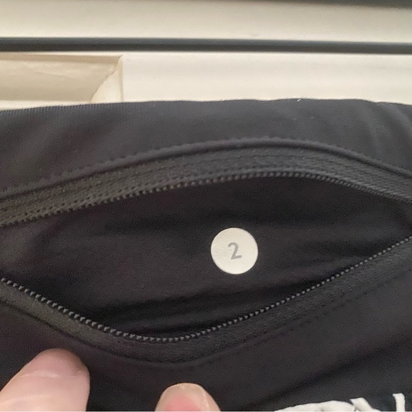 Lululemon Women's Crop Legging Size 2 Black & White - Picture 9 of 9
